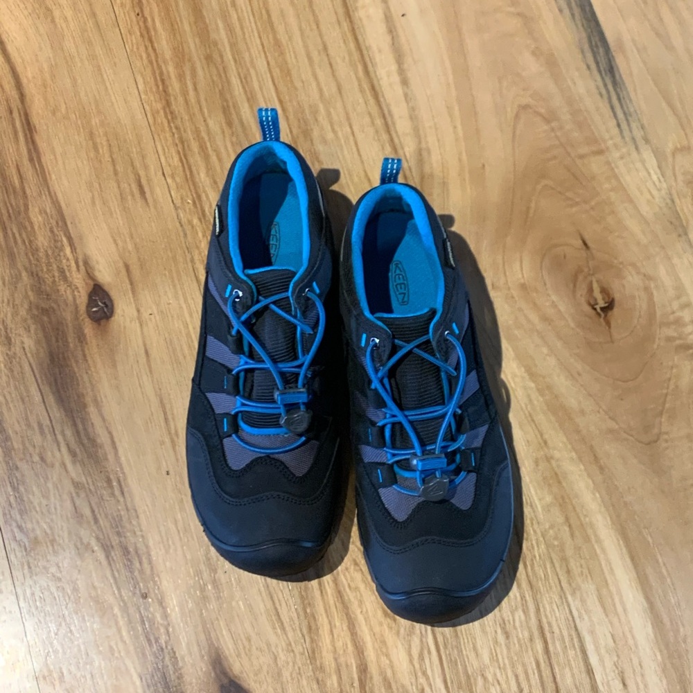 NWOT Boys Keen Shoes.  Size 4